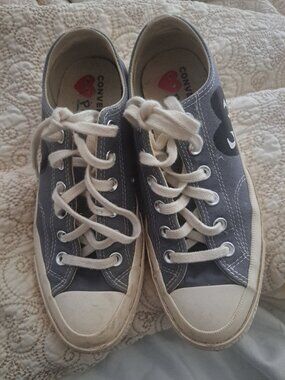 Chuck 70 Low in "Steel Gray," featuring a black heart motif.Model: Converse Chuc